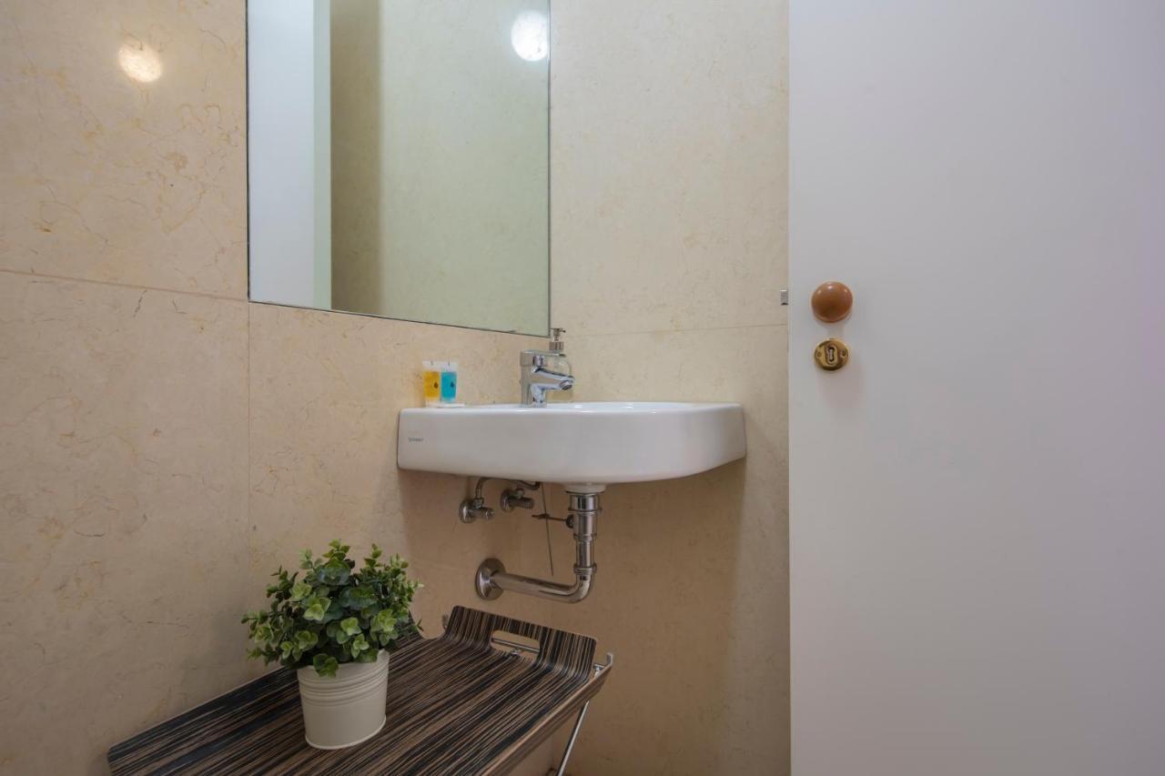 Downtown Apartment Santa Justa Lisbona Esterno foto
